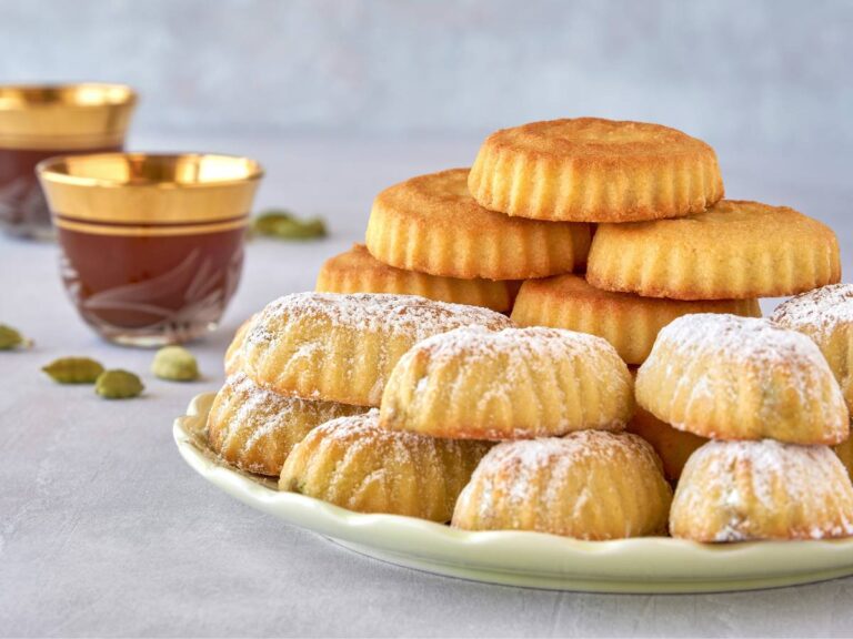 Talerz ciastek. Obrazek w artykule Ciastka z kaszy mannej Przepis na zdrowe i pyszne ciasteczka z kaszy mannej