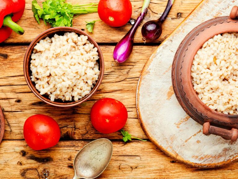 Stół i talerz kaszy. Obrazek w artykule Jak ugotować kaszę jęczmienną? Praktyczny przewodnik po sekretach jak ugotować kaszę jęczmienną