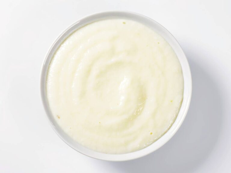 Miseczka kaszki manny. Obrazek w artykule Jak ugotować kaszę mannę? Praktyczny przewodnik krok po kroku jak ugotować kaszę mannę