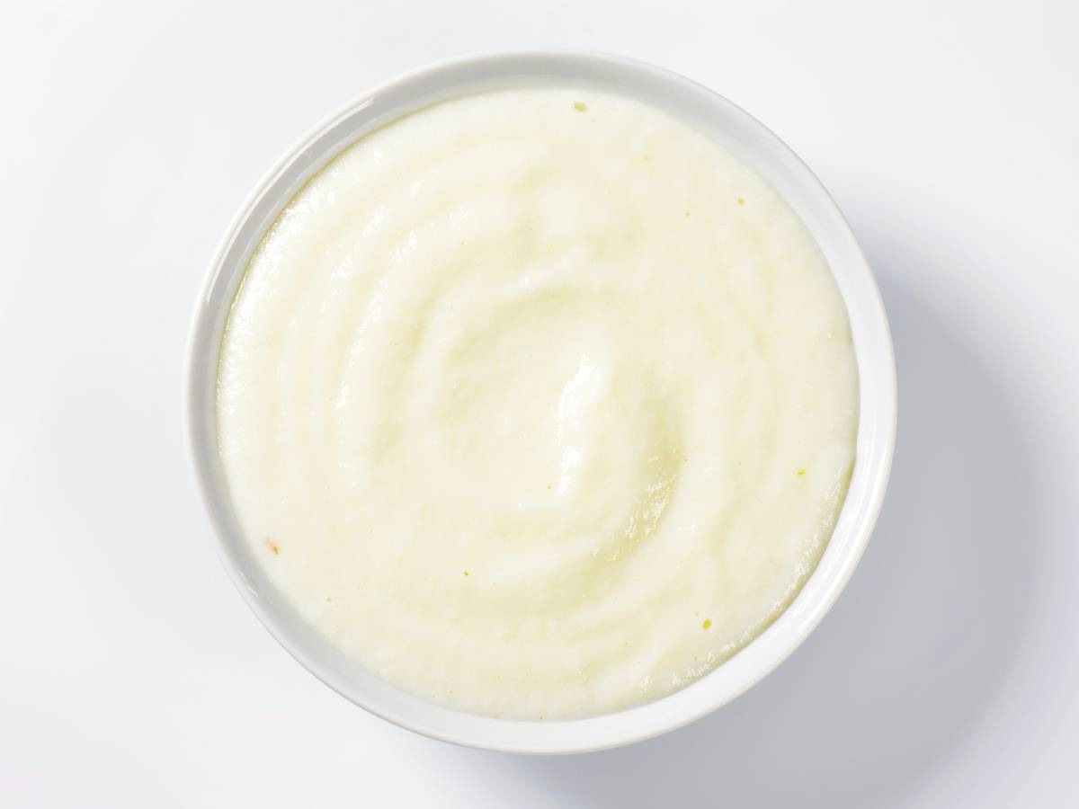 Miseczka kaszki manny. Obrazek w artykule Jak ugotować kaszę mannę? Praktyczny przewodnik krok po kroku jak ugotować kaszę mannę