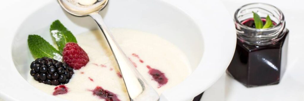 Kaszka z powidłami.  Obrazek w artykule Jak ugotować kaszę mannę? Praktyczny przewodnik krok po kroku jak ugotować kaszę mannę