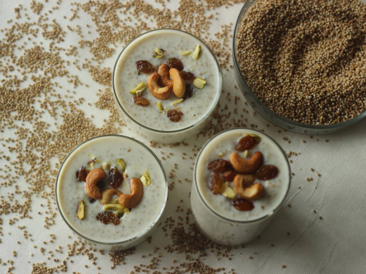 Salaterki z budyniem. Obrazek w artykule Budyń z kaszy jaglanej. Łatwy przepis i wskazówki jak ugotować budyń z kaszy jaglanej