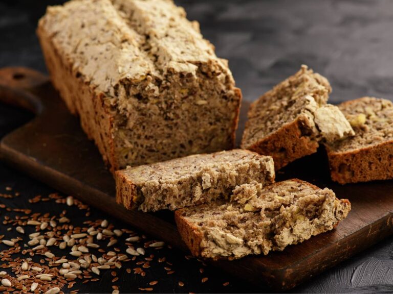 Chleb na desce. Obrazek w artykule Chleb z kaszy gryczanej.Super przepis na zdrowy i smaczny chleb z kaszy gryczanej