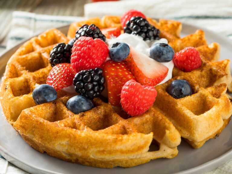 Gofry z owocami. Obrazek w artykule Gofry z kaszy manny. Przepis na pyszne i zdrowe wypieki, jak gofry z kaszy manny