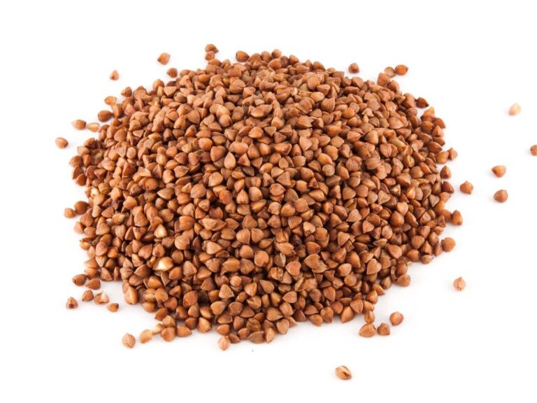 Ziarna kaszy. Obrazek w artykule Z czym jeść kaszę gryczaną? 5 pysznych propozycji z czym jeść kaszę gryczaną