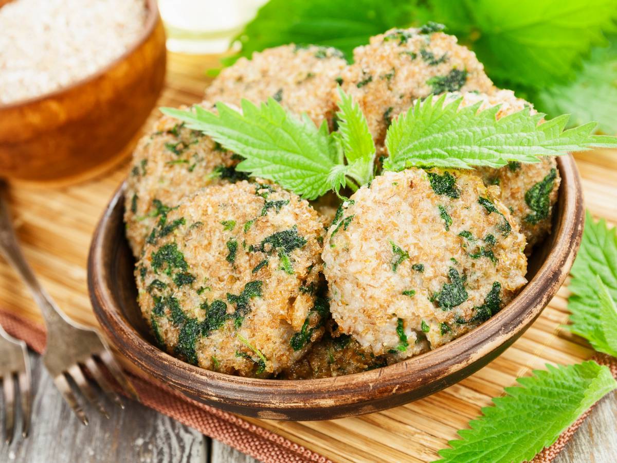 Talerz z kotletami. Obrazek w artykule Kotlety z kaszy jęczmiennej. Przepis na wegetariańską alternatywę dla mięsa, czyli kotlety z kaszy jęczmiennej