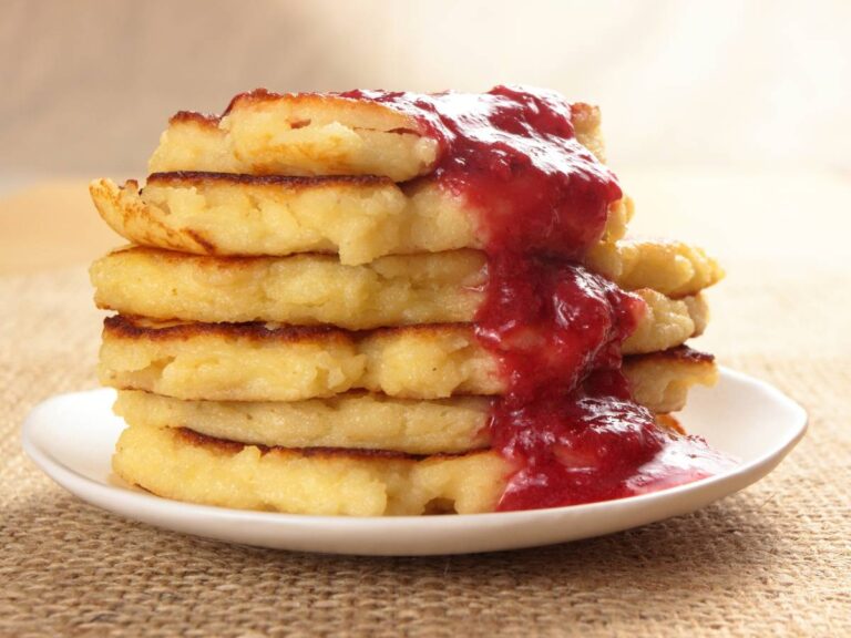 Stos placków. Obrazek w artykule Placki z kaszy manny. Przepis na pyszne danie z kaszy i jajek, jakim są placki z kaszy manny