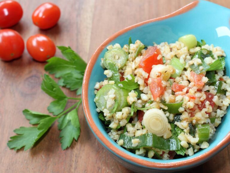 Talerz sałatka. Obrazek w artykule Sałatka z kaszy jaglanej. Przepis na zdrowe danie obiadowe czyli sałatki z kaszy jaglanej na wiele sposobów