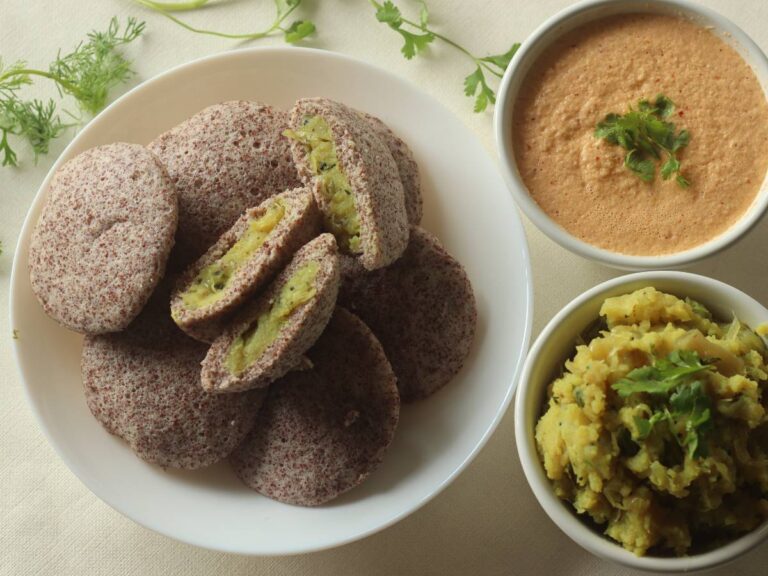 Duży talerz z pieczywem z ziarnami, miseczka ziemniaków i miseczka z kaszą. Ilustracja do artykułu: "5 potraw obiadowych, w których kasza jaglana sprawdzi się zamiast ziemniaków"