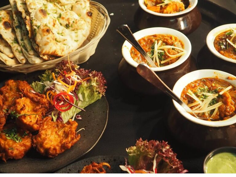 Miseczki z gotowana kasza i innymi daniami. Ilustracja w artykule Poznaj 3 proste dania z kaszy gryczanej dla początkujących kucharzy