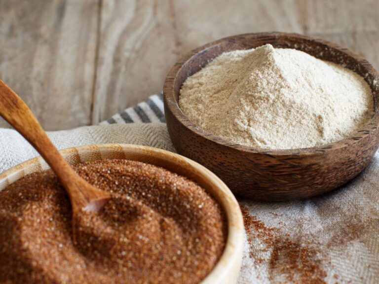 Na szarym tle stoją dwie miski. W brazowej jest biała mąka, a w białej- ciemna kasza. Ilustracja do artykułu: "Odkryj zapomniane afrykańskie zboże, które może zrewolucjonizować Twoją dietę"