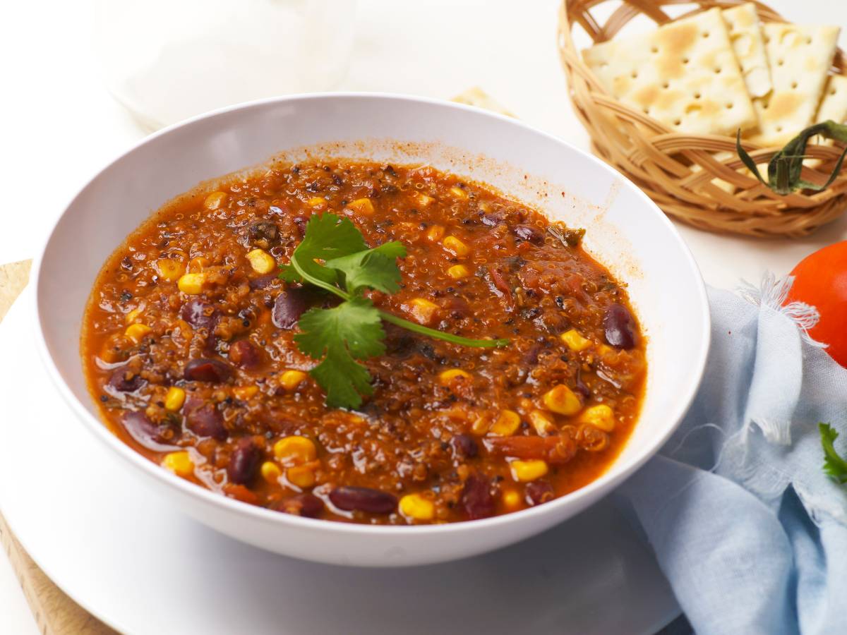 Talerz z zupą z pęczakiem, z warzywami i zielonymi listkami.Ilustracja do artykułu: Odkryj prawdę, czy kasza pęczak jest zdrowa, jeśli wątpisz czy włączyć do diety