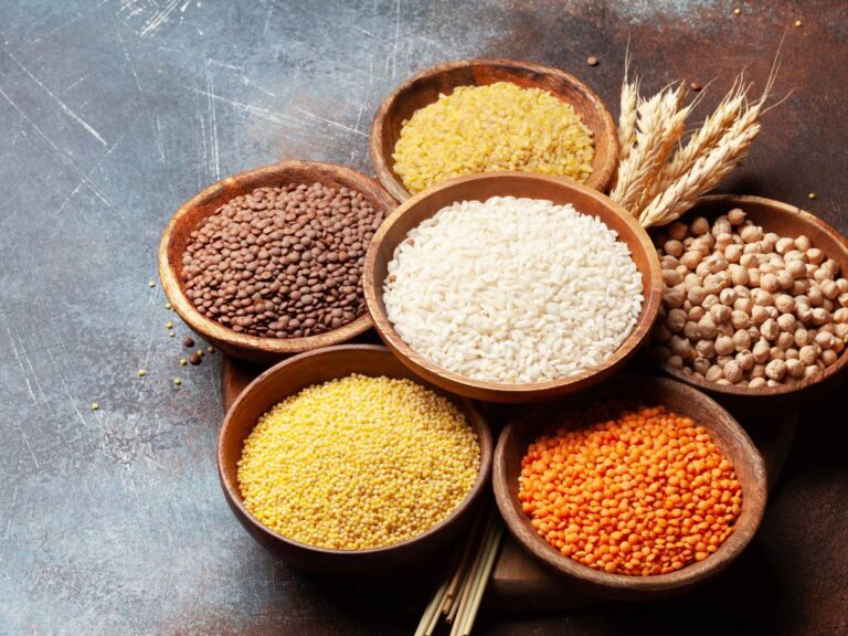 Brązowe małe miseczki z różnymi gatunkami kaszy, ustawione w kształt kwiatka. Ilustracja do artykułu: "Odkryj 7 faktów na temat glutenu w kaszach, które cię zaskoczą"