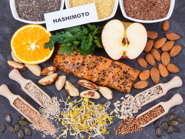 Talerz z filetem w panierce i łyżki drewniane z różnymi rodzajami kaszy. Ilustracja do artykułu Przeczytaj, jaka kasza jest najlepsza do ryby i stwórz idealne danie