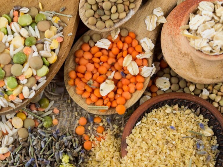 Sześć misek drewnianych z kaszą, soczewica i innymi produktami w zdrowej diecie. Ilustracja do artykułu "Odkryj, jaka kasza jest najzdrowsza i dlaczego warto ją włączyć do diety"