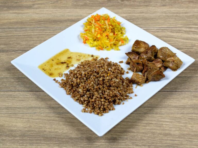 Biały, kwadratowy talerz z kaszą i dodatkami. Ilustracja do artykułu 3 powody, dla których kasza gryczana na zimno powinna zagościć na Twoim talerzu