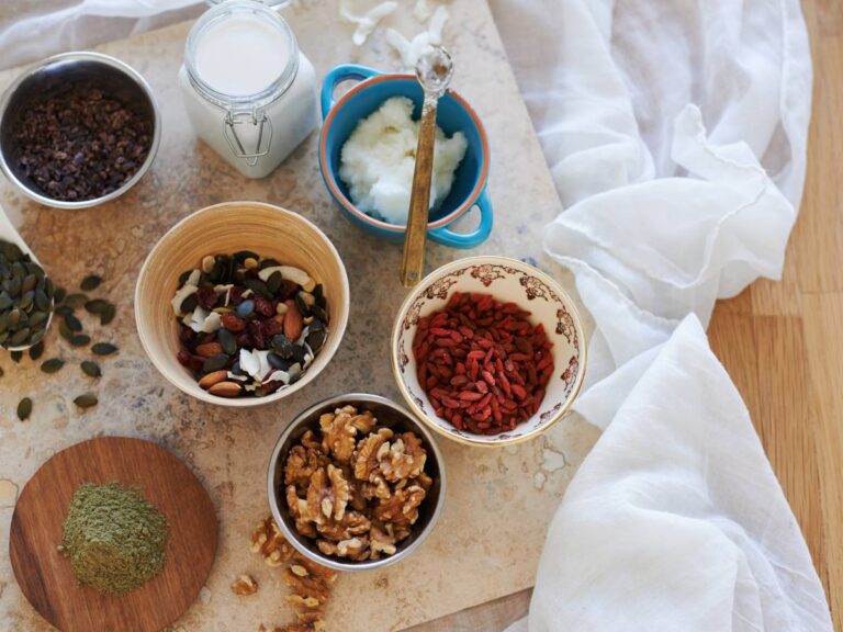 Miseczki widziane od góry z różnymi gatunkami i kolorami ugotowanego ryżu. Ilustracja do artykułó: "Porównujemy popularne gatunki i odkrywamy, który ryż jest najzdrowszy"