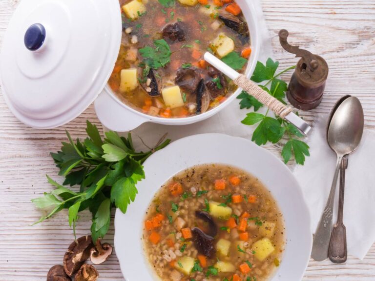 Biała otwarta waza do zupy z chochlą i talerz z zupą z pęczakiem. Ilustracja do artykułu: Czy pęczak dla cukrzyka może być kluczem do kontrolowania poziomu cukru?