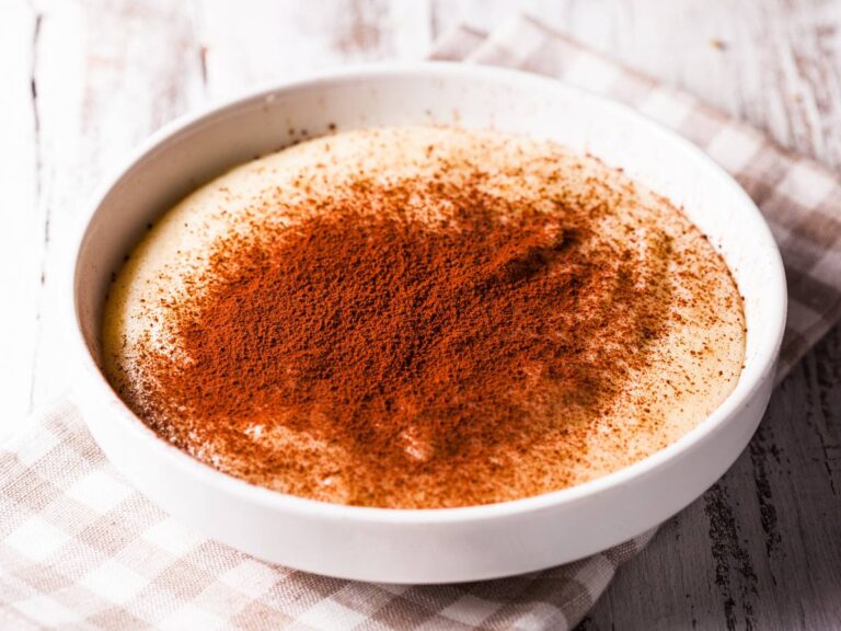 Biała miseczka z kaszą manna posypana kakao. Ilustracja w artykule : 10 pomysłów na to, z czym jeść kaszę mannę, aby się nie znudziła"