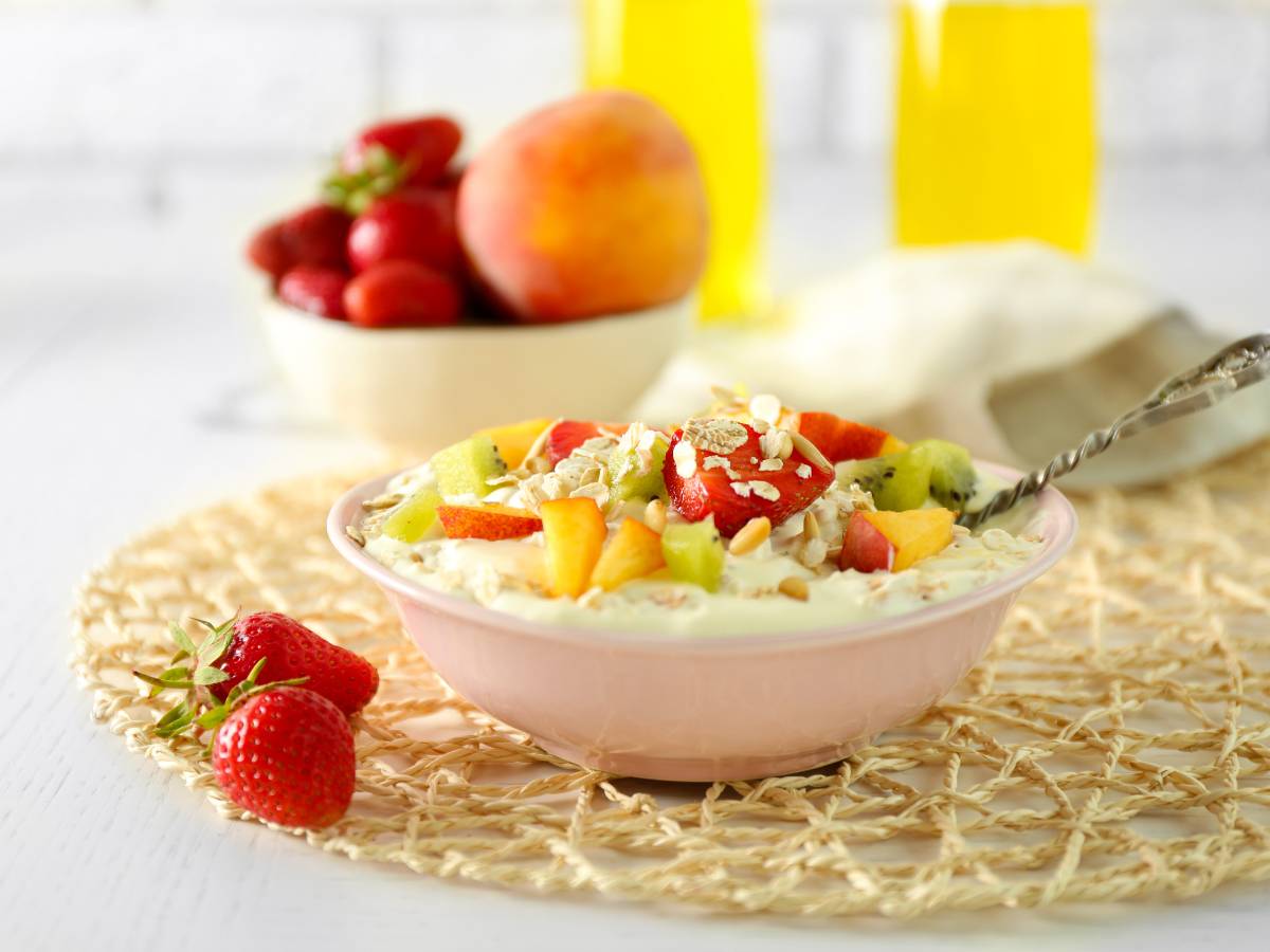 Ilustracja artykułu "Oto 3 zdrowe śniadania z płatkami owsianymi, które warto wprowadzić do diety"