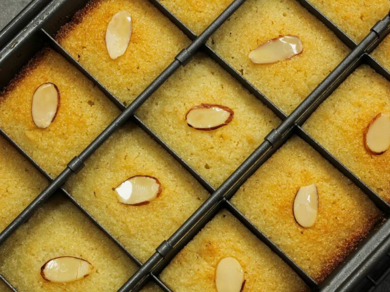 Ilustracja artykułu "Odkryj 3 egzotyczne wariacje na ciasto z kaszą manną z różnych zakątków świata"