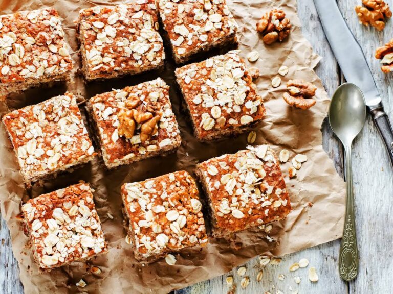Ilustracja do artykułu "Wypróbuj te 3 przepisy na zdrowe ciasto z płatkami owsianymi"