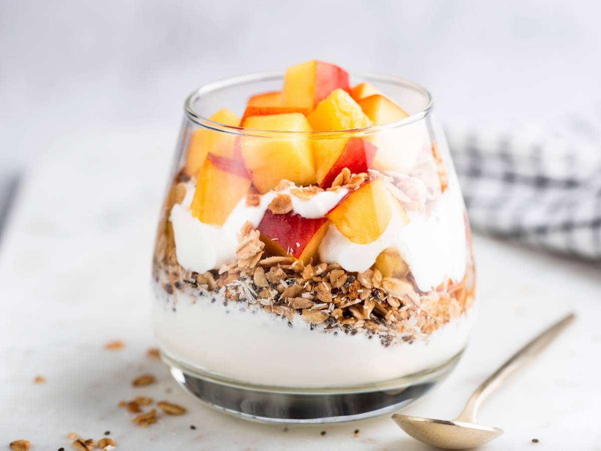 Ilustracja artykułu "3 zdrowe i pyszne przepisy na jogurt z płatkami owsianymi"