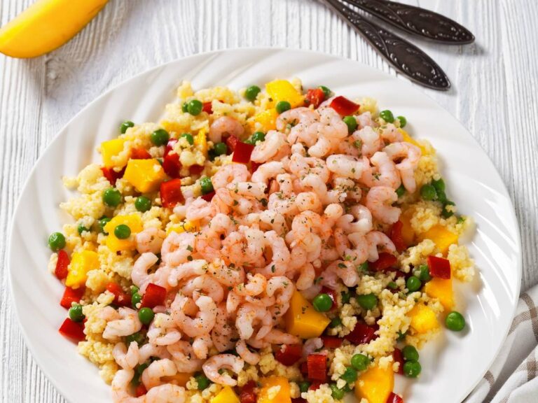 Ilustracja artykułu " 3 przepisy na krewetki z kaszą jaglaną dla miłośników owoców morza"