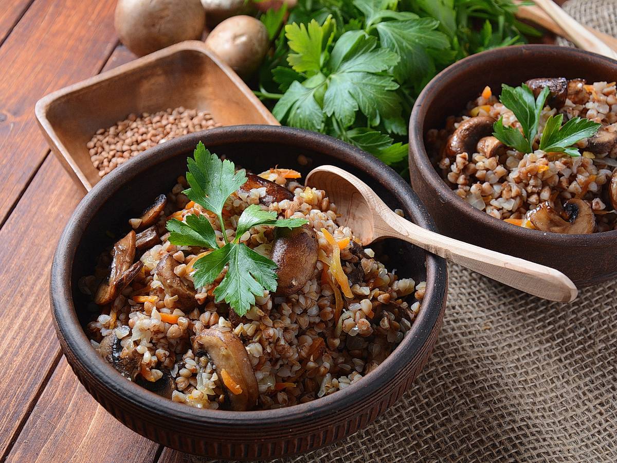 Ilustracja artykułu "3 przepisy na szybki obiad z kaszą gryczaną dla zapracowanych"