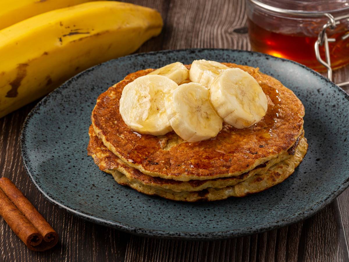 Ilustracja artykułu "Jak zrobić omlet z bananem i płatkami owsianymi w 15 minut?"