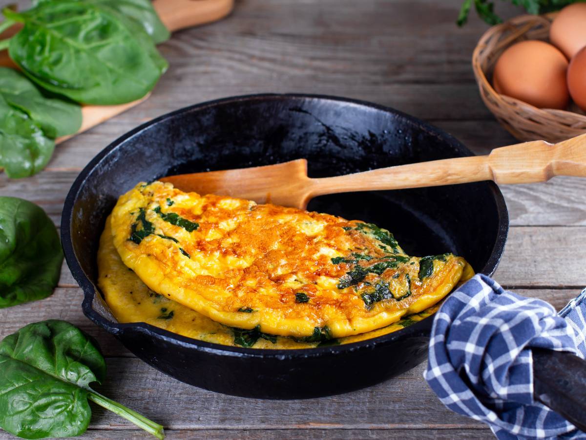 Ilusracja artykułu "3 różne wersje puszystego omletu z płatkami owsianymi dla każdego smakosza"