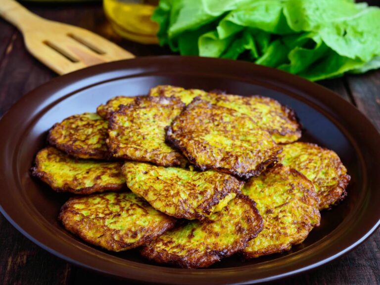 Ilustracja do artykułu "Zdrowe i pyszne placki z cukini z płatkami owsianymi na szybkie śniadanie"
