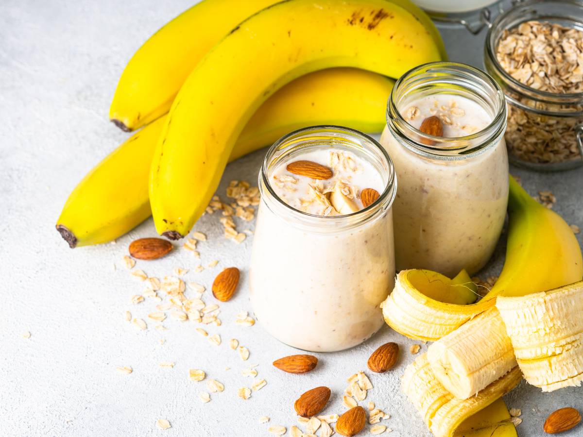 Ilustracja artykułu "3 sposoby na smoothie z płatkami owsianymi, które dodadzą ci energii na cały dzień"