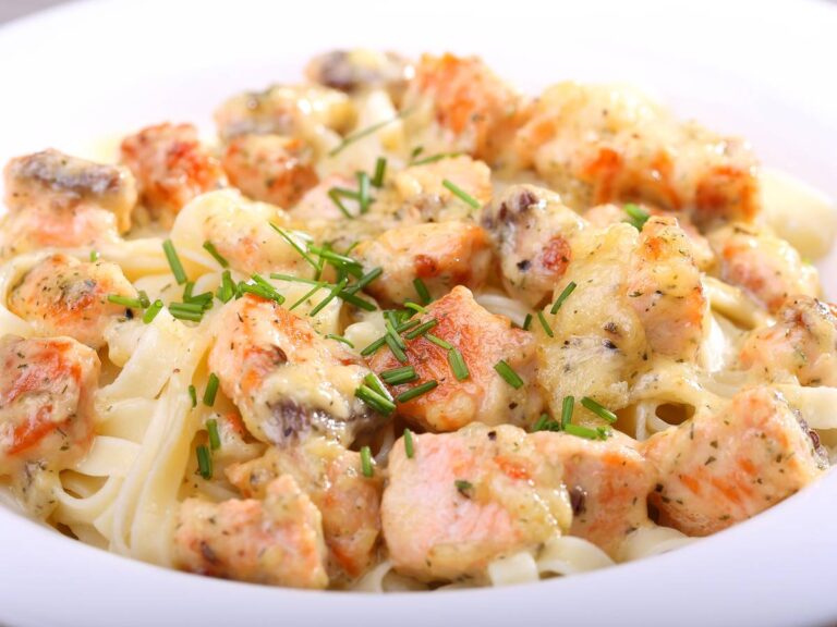 Ilustracja artykułu "Odkryj 3 niebanalne sosy do łososia z kaszą jaglaną, które odmienią to danie"