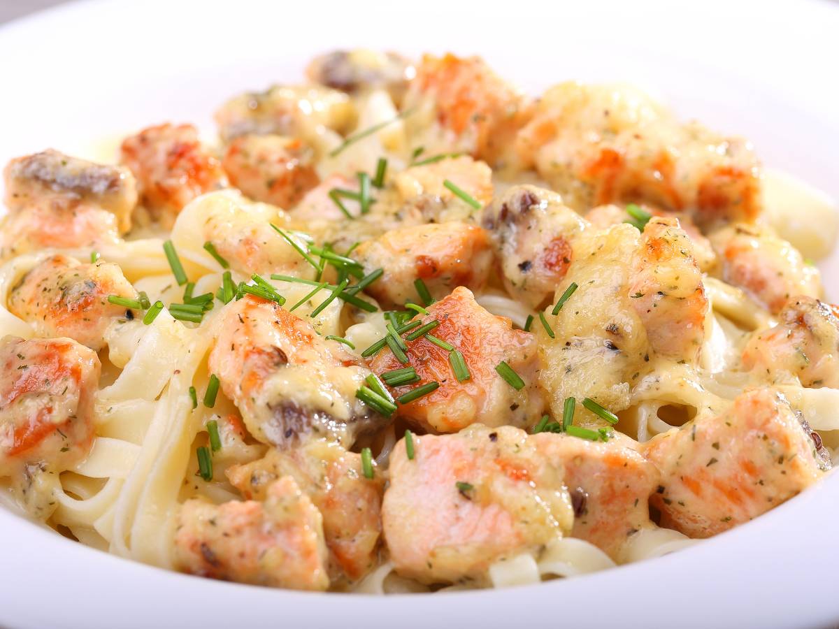 Ilustracja artykułu "Odkryj 3 niebanalne sosy do łososia z kaszą jaglaną, które odmienią to danie"