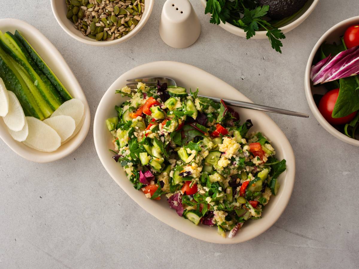 Ilustracja artykułu "3 błyskawiczne warianty dietetycznej sałatki z kaszą jaglaną dla dbających o linię"