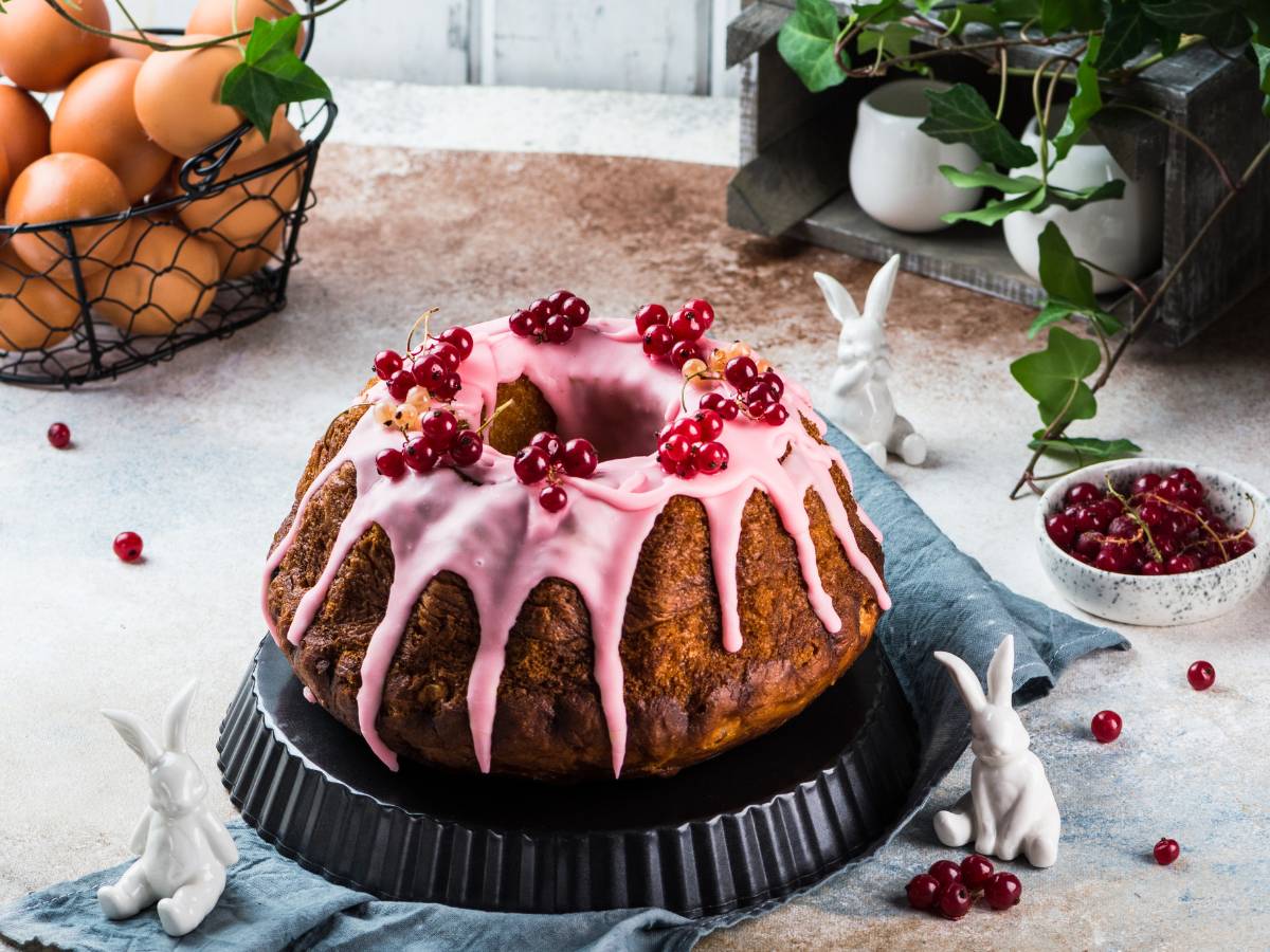 Elegancka propozycja podania babki piaskowej z mąki ryżowej z owocami
