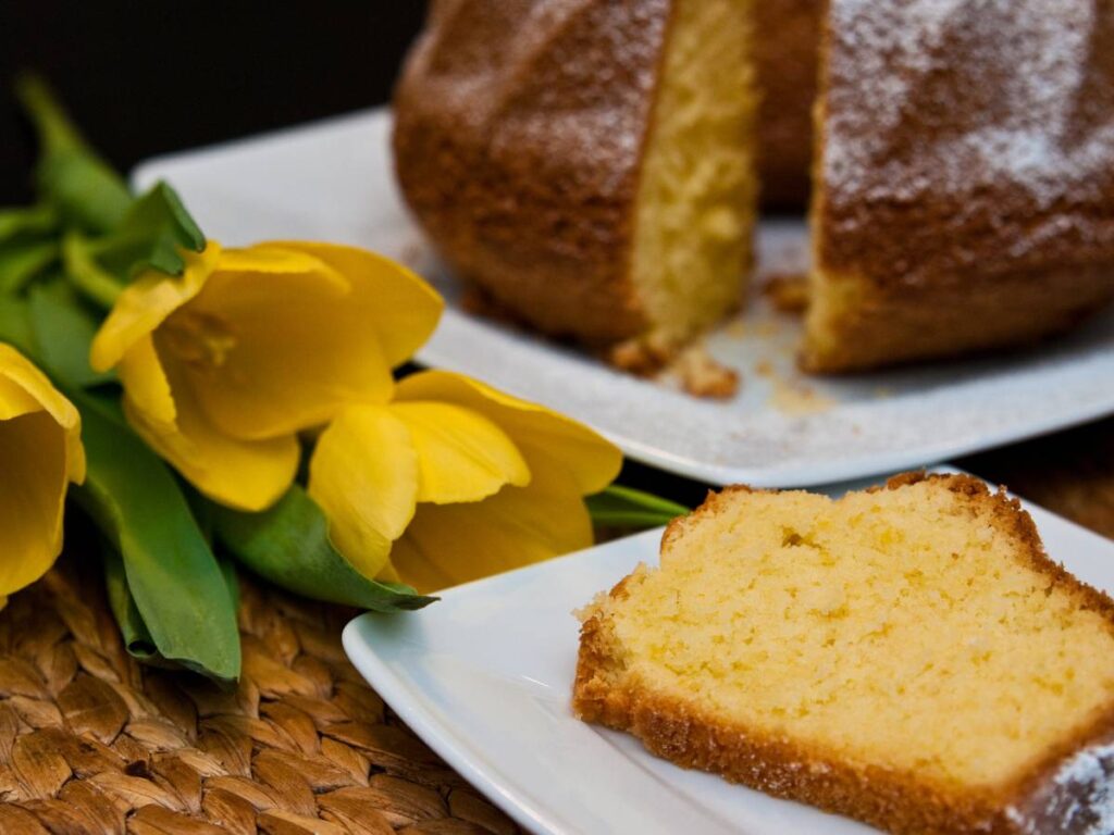 Minimalistyczna aranżacja babki piaskowej z mąki ryżowej na talerzu deserowym