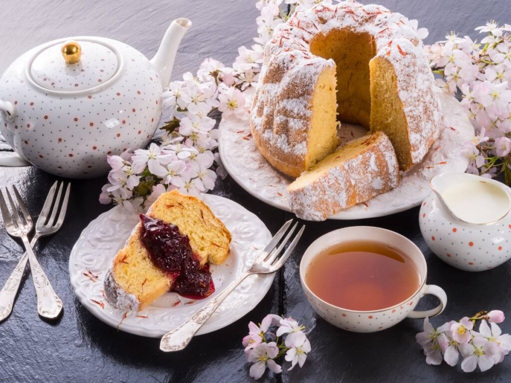 Babka piaskowa z mąki ryżowej z konfiturami i herbatą