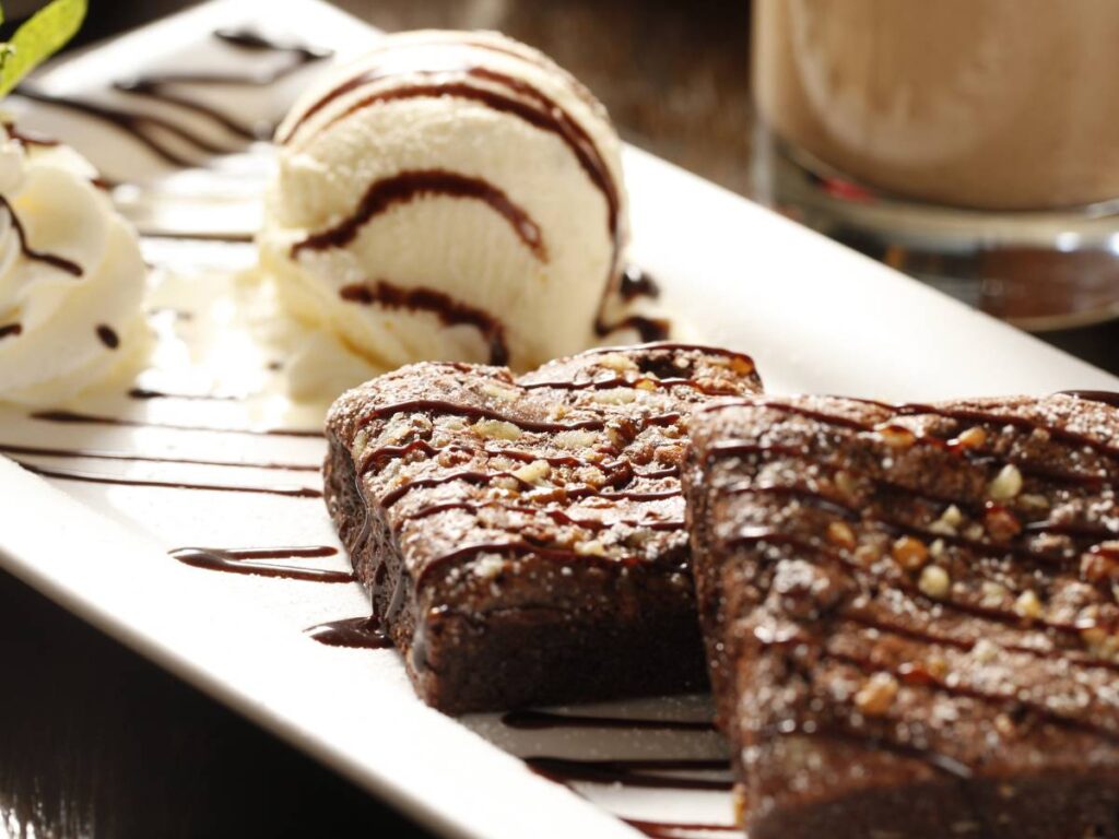 Brownie z mąki gryczanej podane z lodami waniliowymi