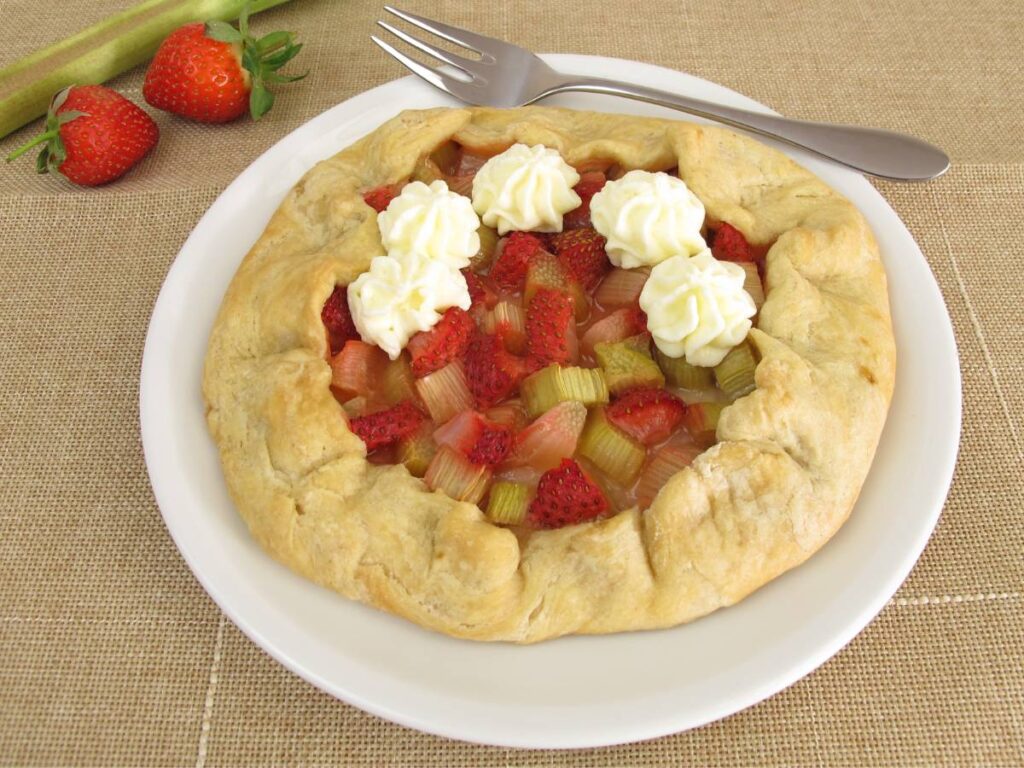 Elegancka porcja galette z truskawkami z dodatkiem kremu mascarpone