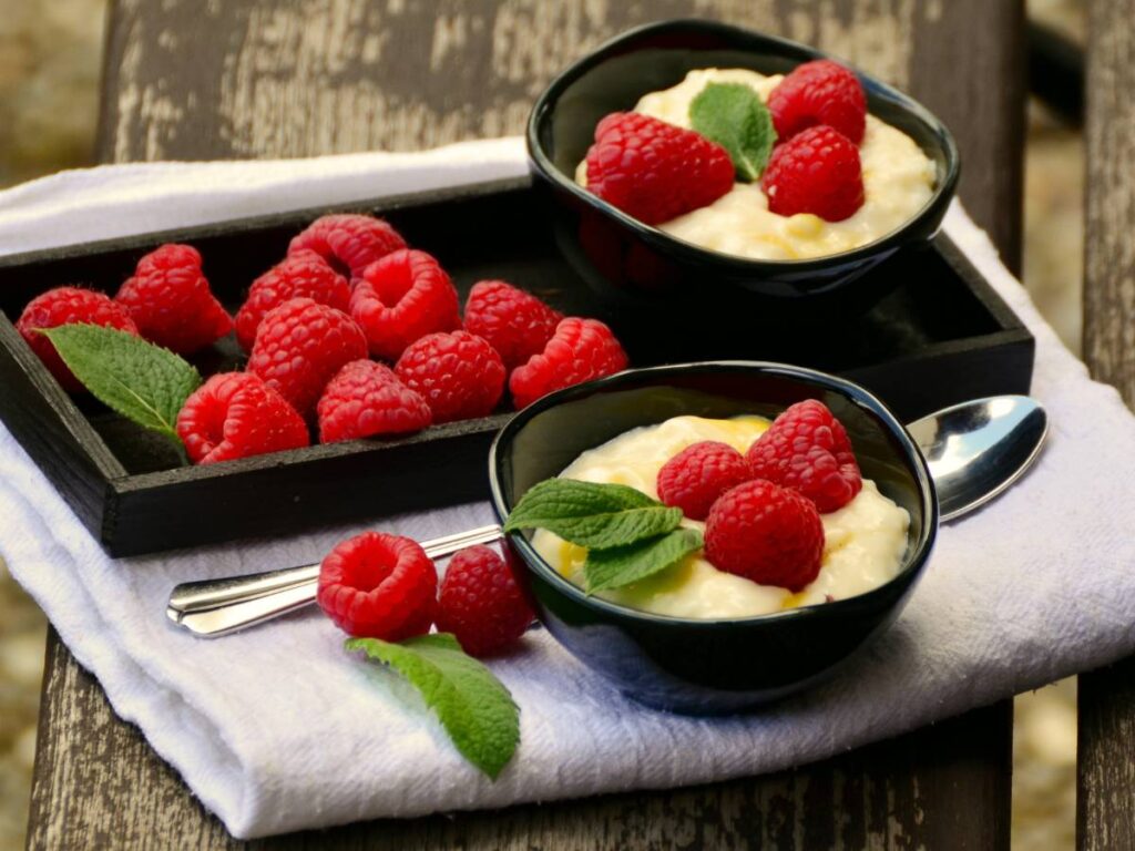 Apetyczna wersja podania kremu grysikowego z owocami