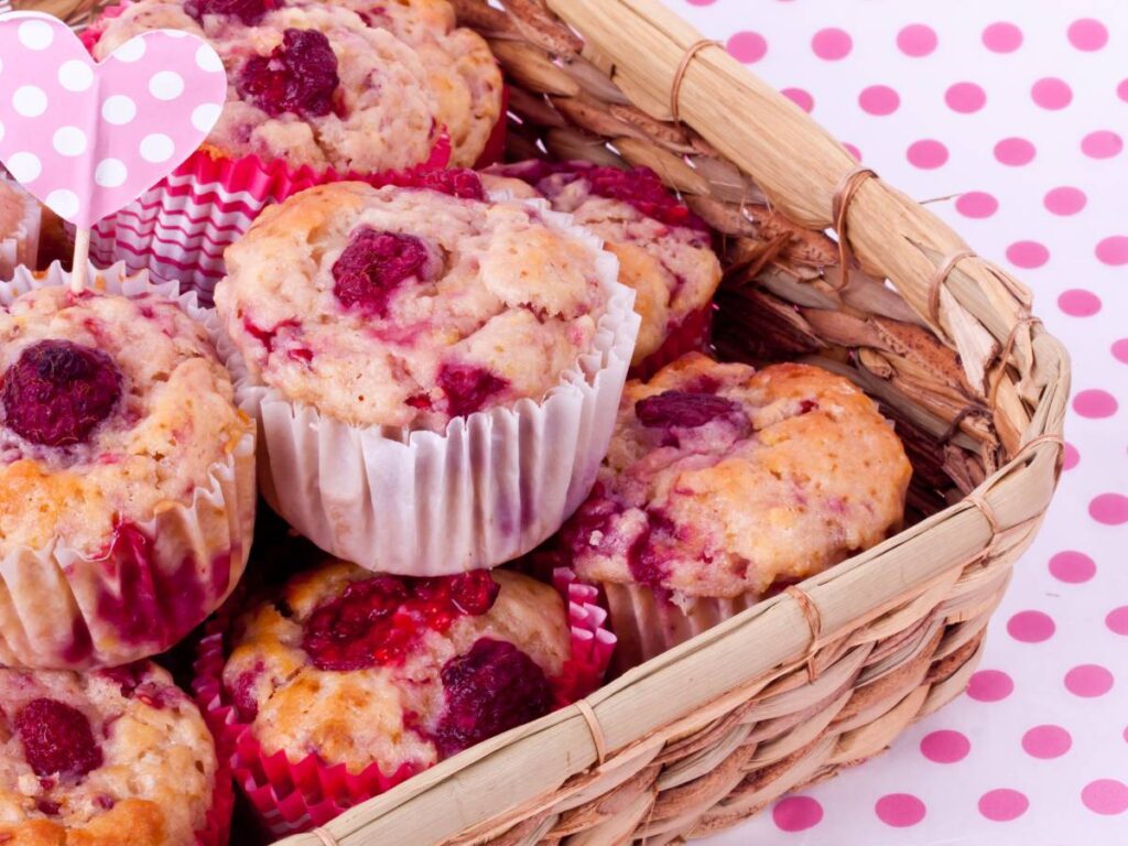 Kolorowa inspiracja na podanie muffinów jaglanych z malinami