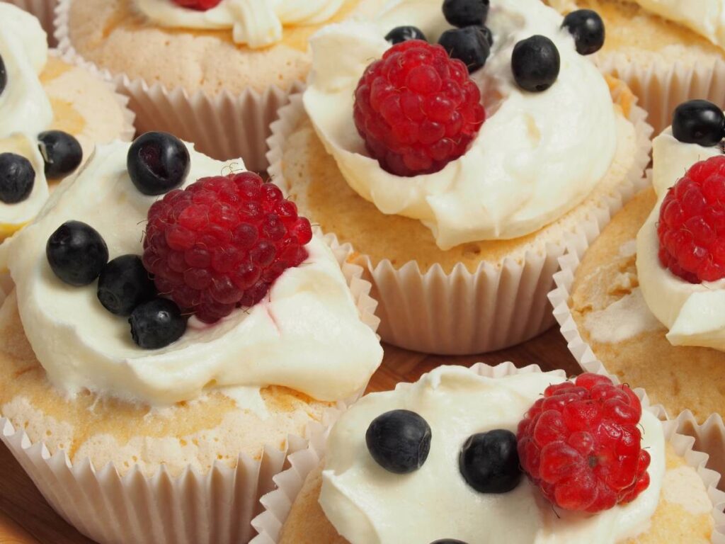 Prosty i efektowny sposób podania muffinów jaglanych z malinami