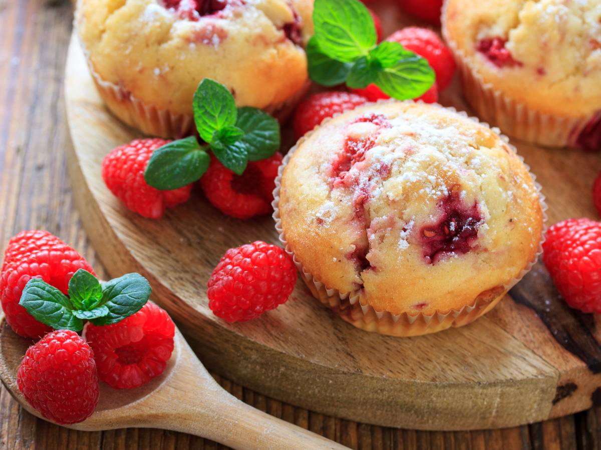 Elegancka propozycja podania muffinów jaglanych z malinami