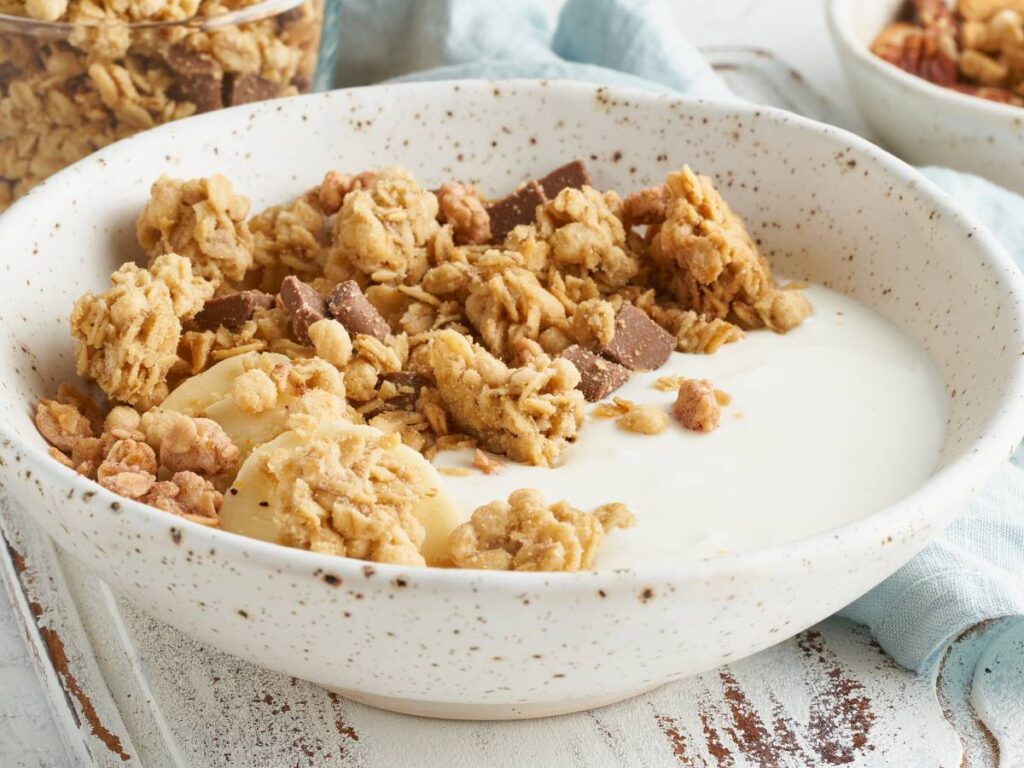 Musli crunchy z otrębami – inspiracja śniadaniowa.