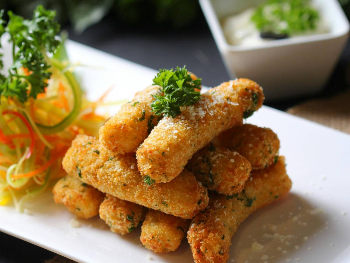 Paluchy serowe z kolorowymi dipami w miseczkach