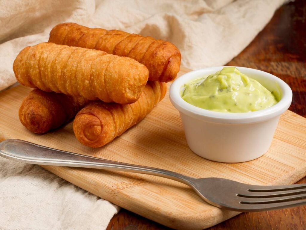 Eleganckie podanie paluchów serowych na drewnianej desce