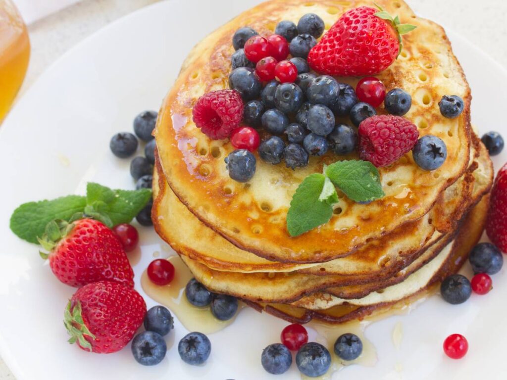 Interesująca propozycja podania pancakes z mąki kukurydzianej i jagodami
