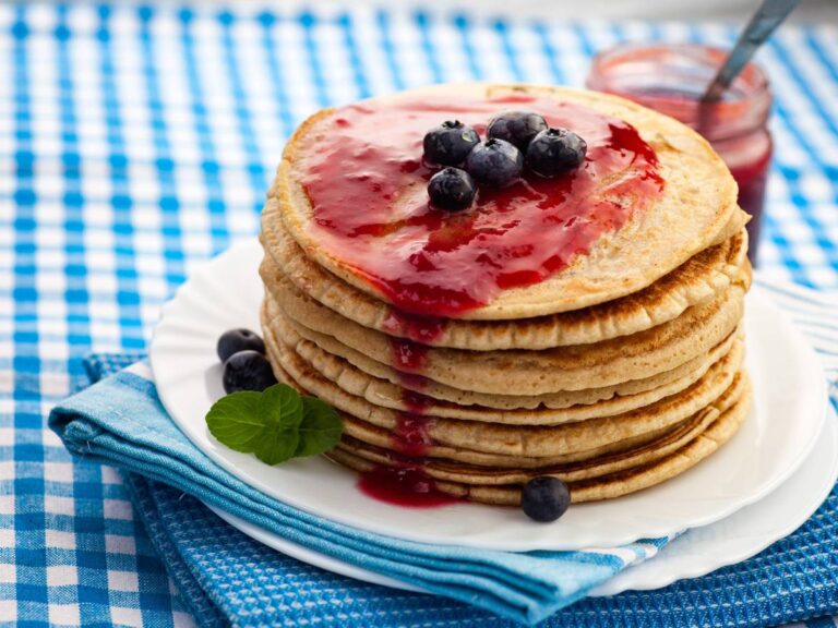 Inspiracja podania pancakes z mąki kukurydzianej i jagodami